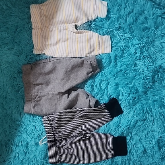 3 pairs of 0-3m gender neutral boy pants - Picture 8 of 8